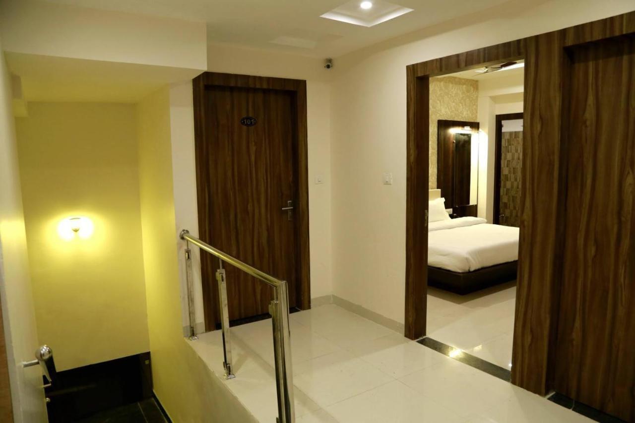 Hotel Kamad Giri,Ujjain Exterior photo